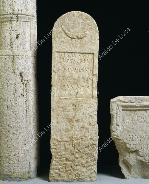 Cippi con iscrizione a caratteri greci