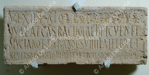 Gedenkinschrift in lateinischen Buchstaben