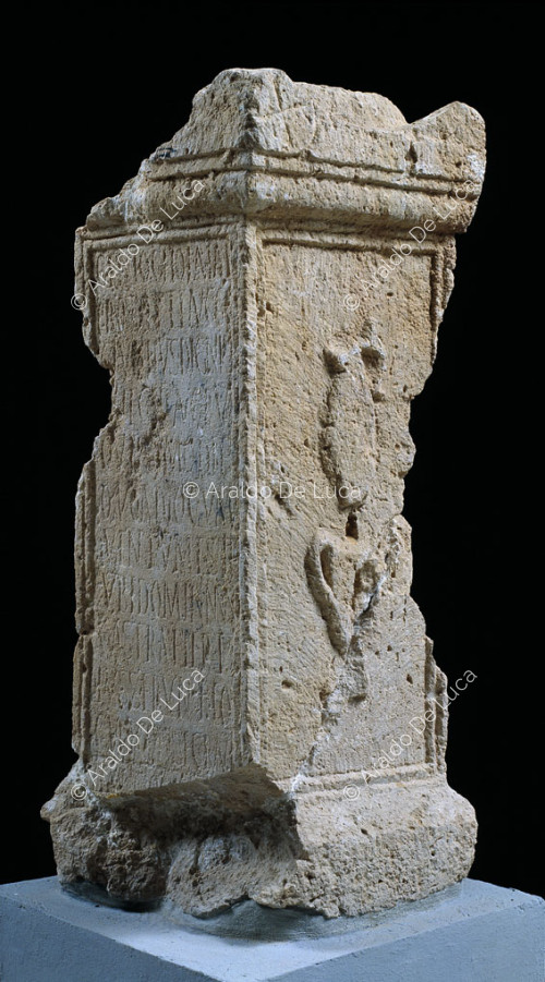Cippo con iscrizione a caratteri latini