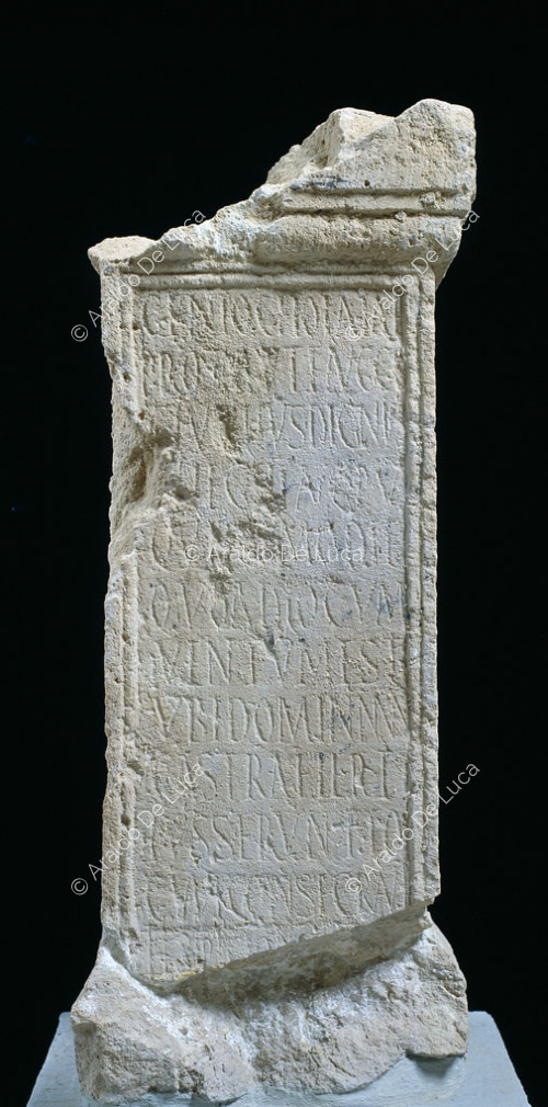 Cippo con iscrizione a caratteri latini