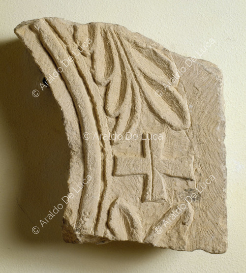 Fragment eines Reliefs mit Kreuz und Palmetten
