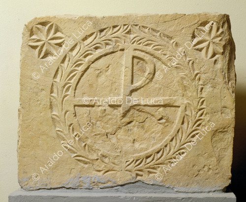 Relief mit christlichem Monogramm