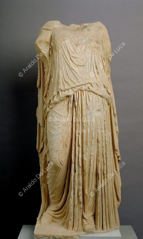 Estatua femenina acéfala