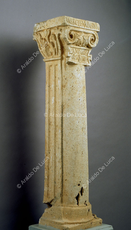 Säule im ionischen Stil
