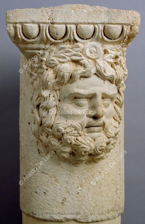 Columna con capitel antropomorfo