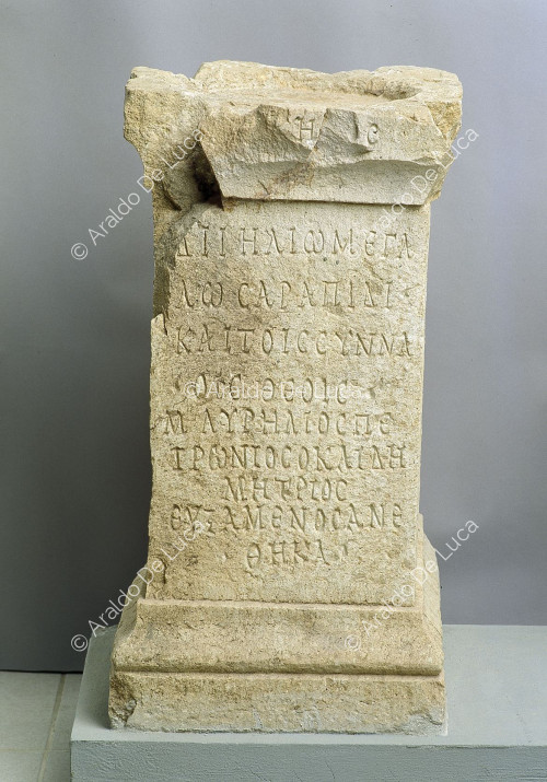 Piedra con inscripción en caracteres griegos
