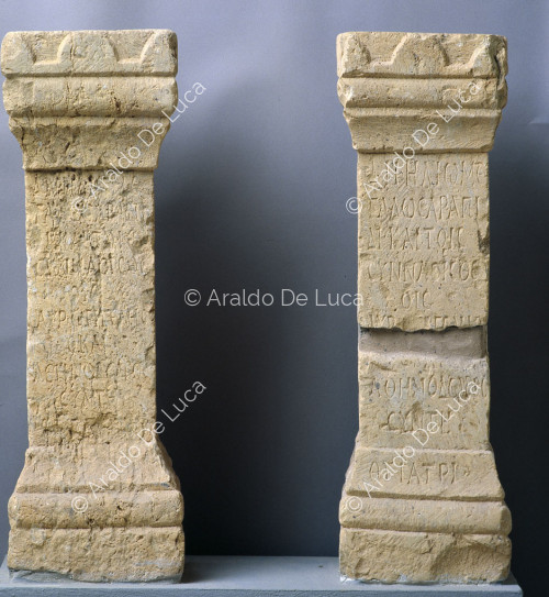 Piedras con inscripciones en caracteres griegos