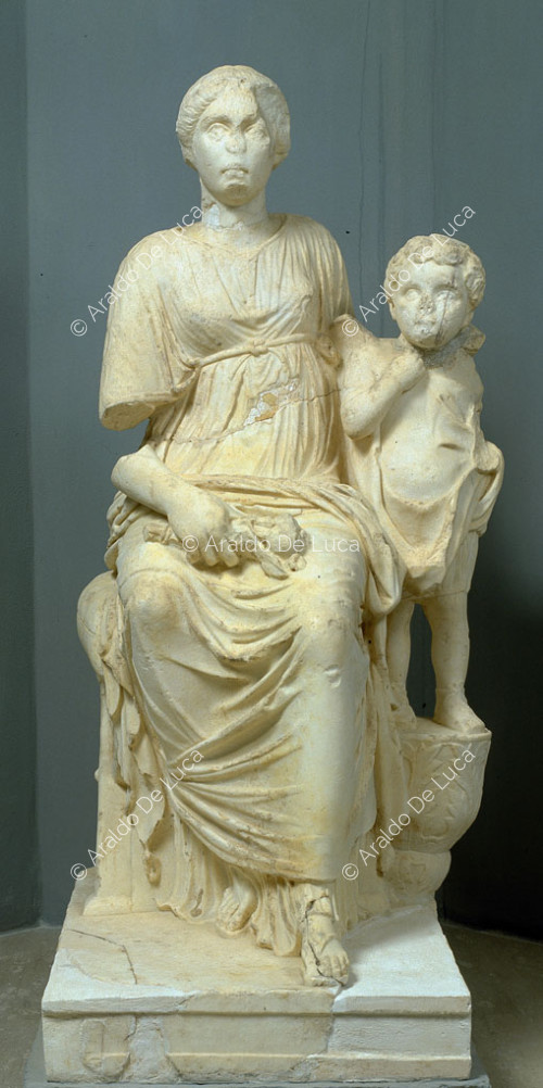 Statua di Vibia Sabina con Amorino