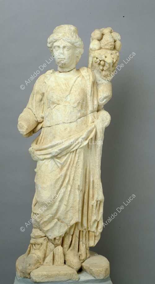 Estatua de Isis con cornucopia