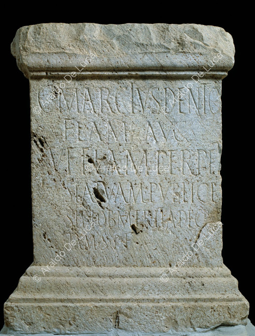 Piedra con inscripción en caracteres latinos