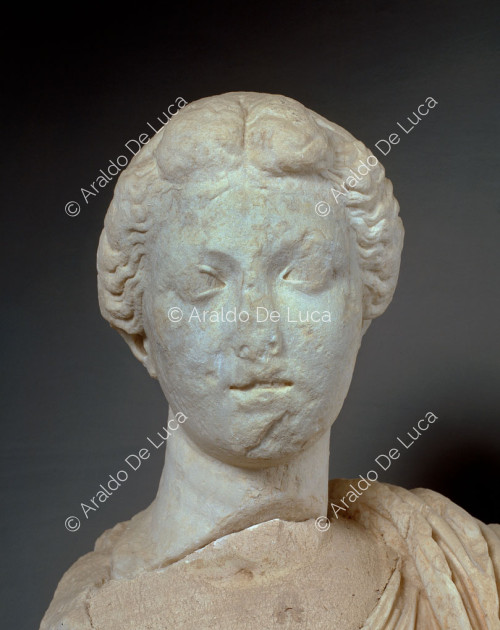 Estatua femenina. Detalle del rostro