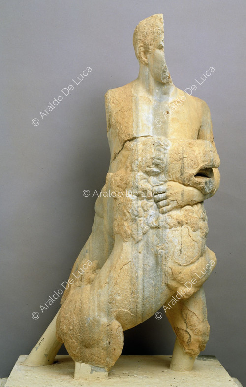 Estatua de Hércules con león