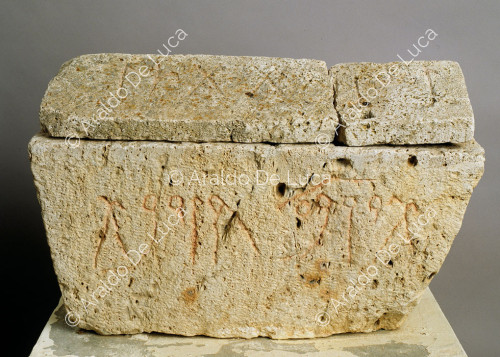 Urna funeraria con inscripción púnica