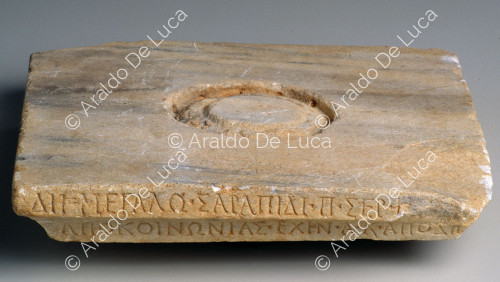 Base con inscripción en caracteres griegos