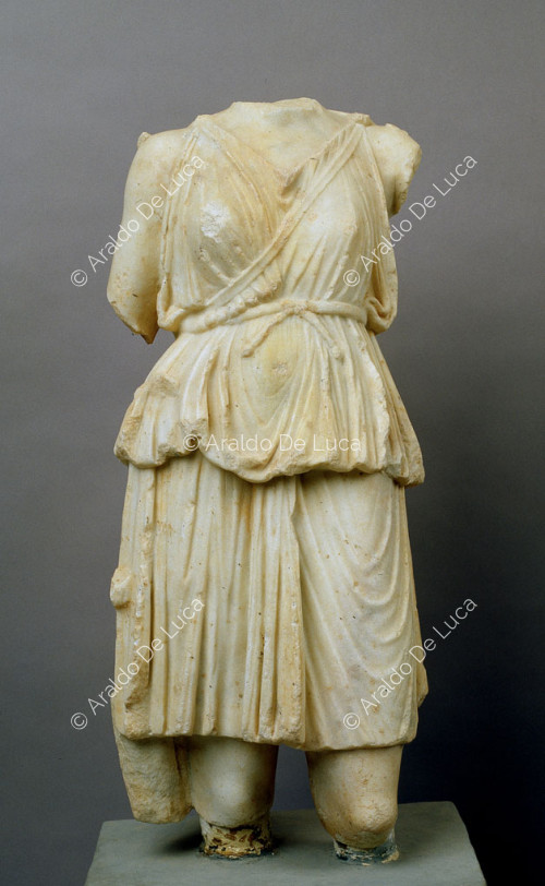 Estatua femenina acéfala
