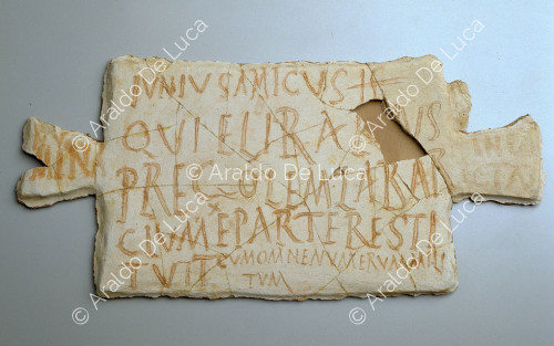 Cippo con icrizione a caratteri latini
