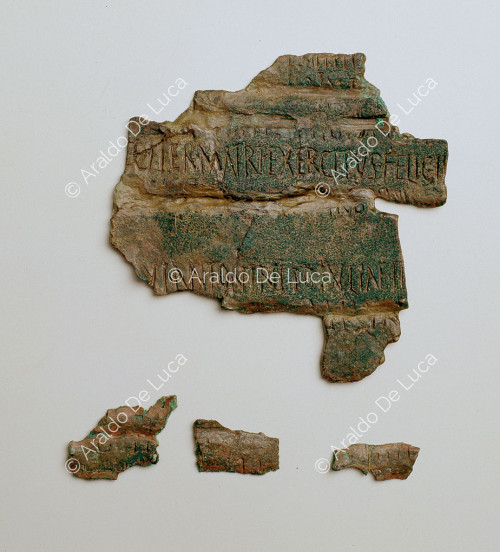 Fragmento de hito con inscripción latina