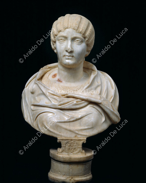 Busto ritratto in marmo di nobildonna