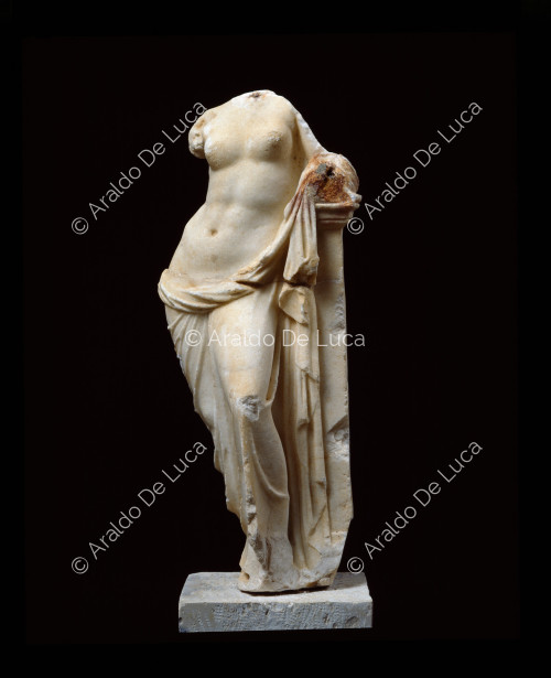 Estatuilla de Afrodita con pequeña pilastra