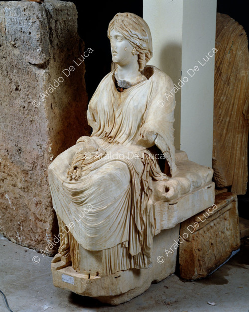 Estatua de mármol de Demetra sentada