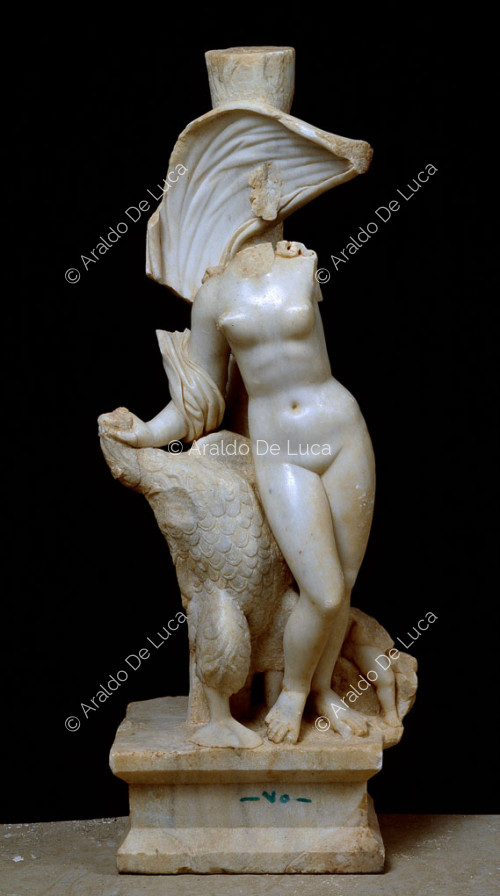 Statuetta in marmo di Leda e cigno