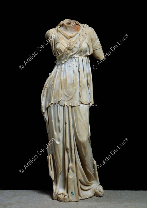 Statua in marmo di Athena con egida a tracolla