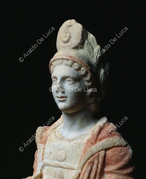 Statuette polychrome d'Isis, détail