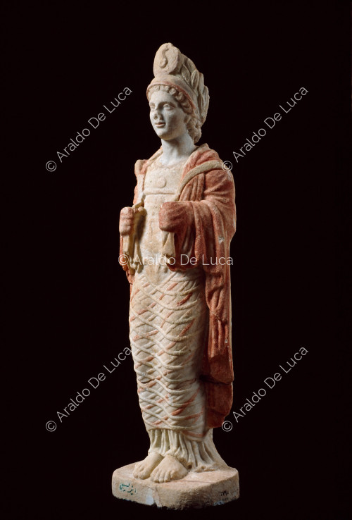 Estatuilla policromada de Isis, detalle