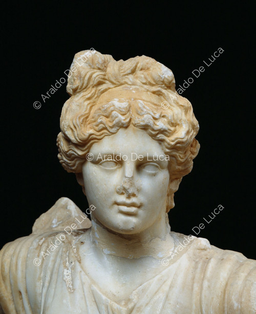 Estatua de mármol de Artemisa. Detalle