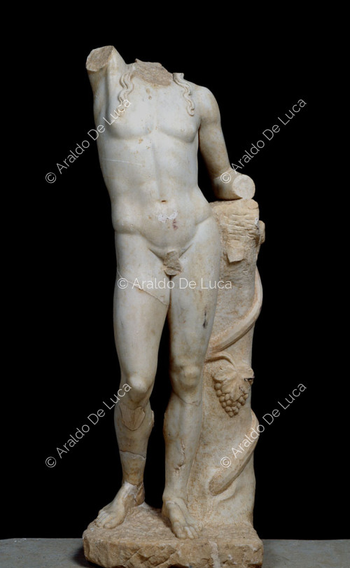 Estatua de mármol acéfala de Dioniso 
