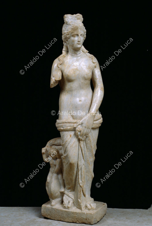 Statua in marmo di Afrodite al bagno