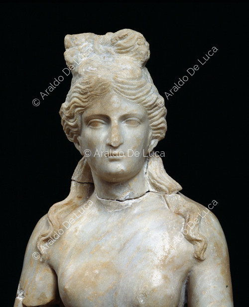 Estatua de mármol de Afrodita en el baño. Detalle