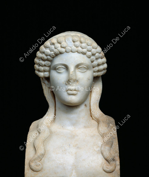 Erma de mármol con cabeza femenina