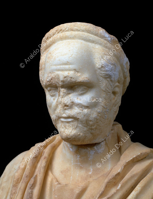 Estatua masculina de mármol. Detalle
