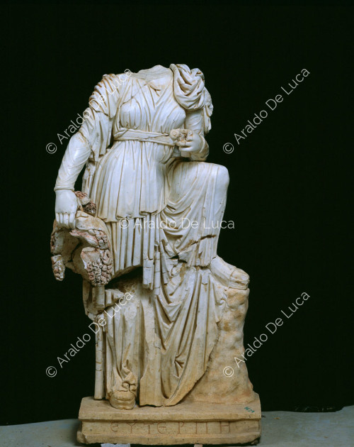 Estatuilla de mármol de Musa