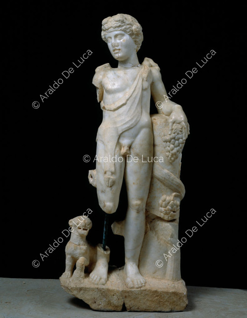 Estatua de mármol de Dioniso niño