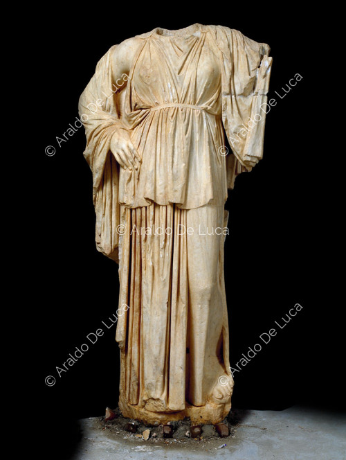 estatua de mármol de Athena acéfala