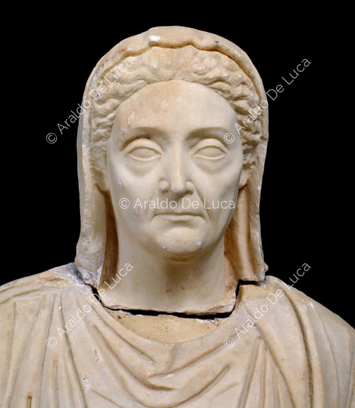 Estatua de mármol de noble dama anciana. Detalle