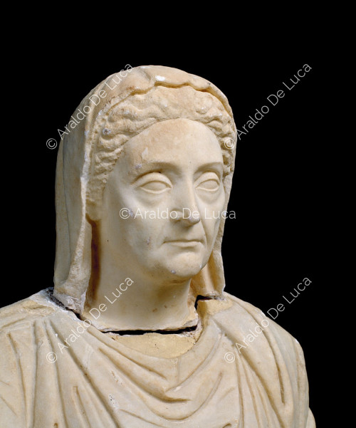 Estatua de mármol de noble dama anciana. Detalle