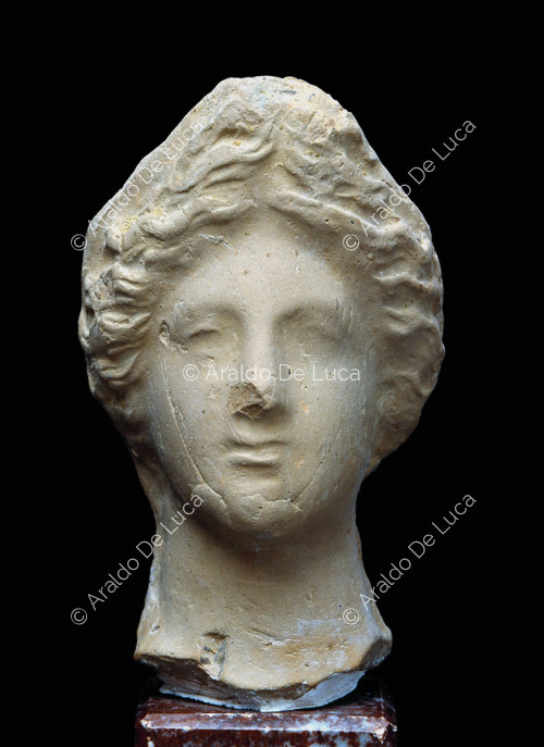 Cabeza femenina de mármol