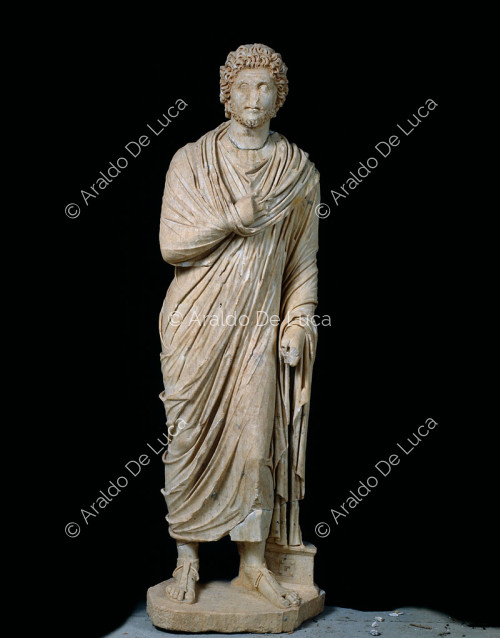 Estatua masculina de mármol