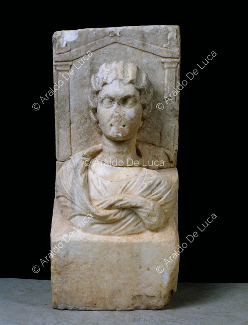 Estela funeraria romana con busto femenino