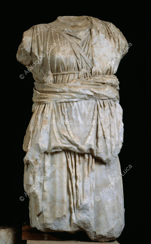 Frammento di statua femminile in marmo
