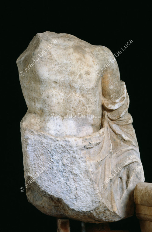 Fragmento de estatua masculina de mármol