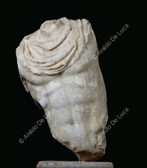 Fragmento de estatua de mármol