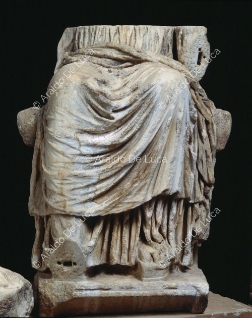 Frammento di statua in marmo