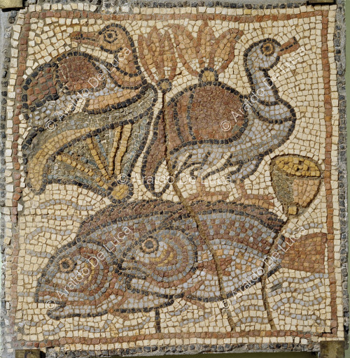 Mosaico policromado con peces, aves acuáticas y flores de loto