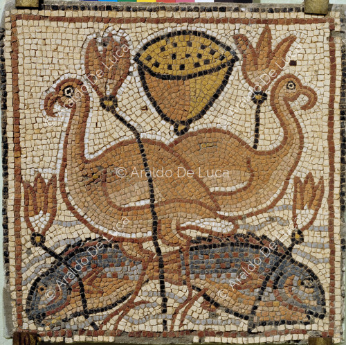 Mosaico policromado con peces, aves acuáticas y flores de loto