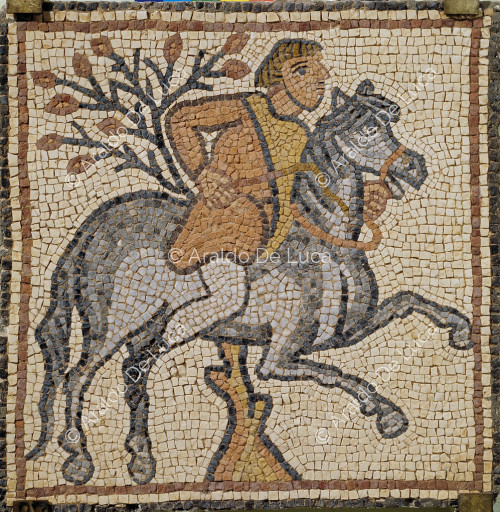 Mosaico policromo con hombre a caballo