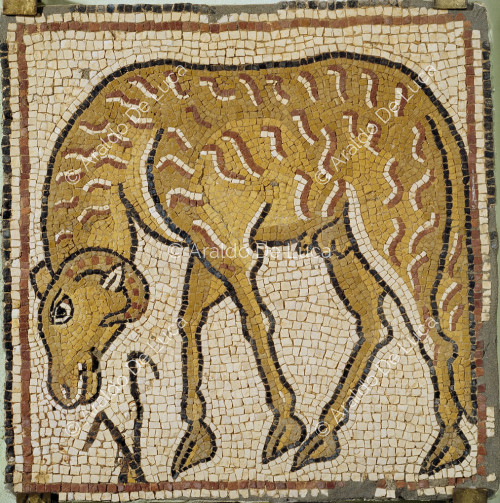 Mosaico policromo con caprone al pascolo